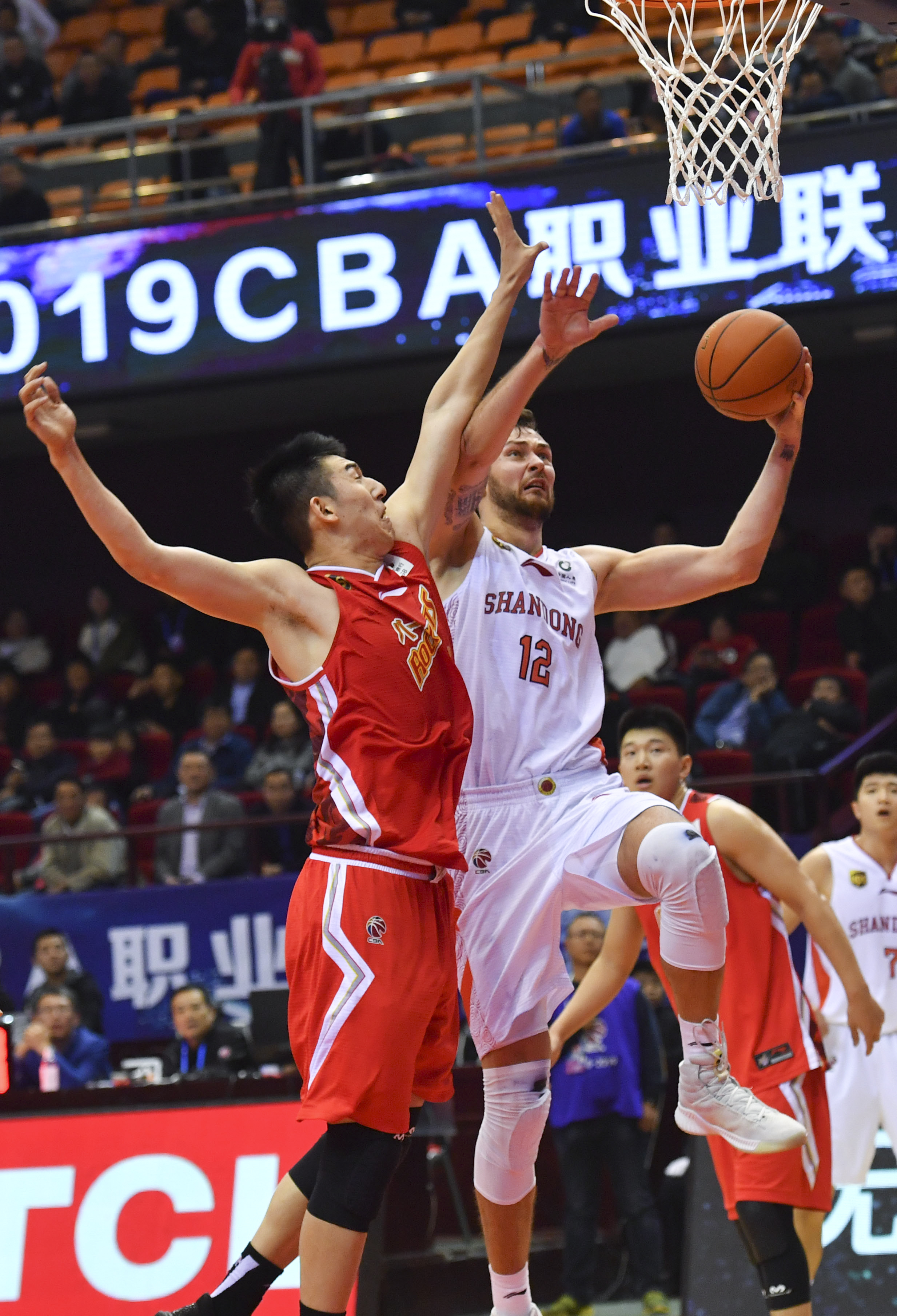 陷入窘境！曾凡博赛后独自离场，一分钟没上被裁也要跟队回美国