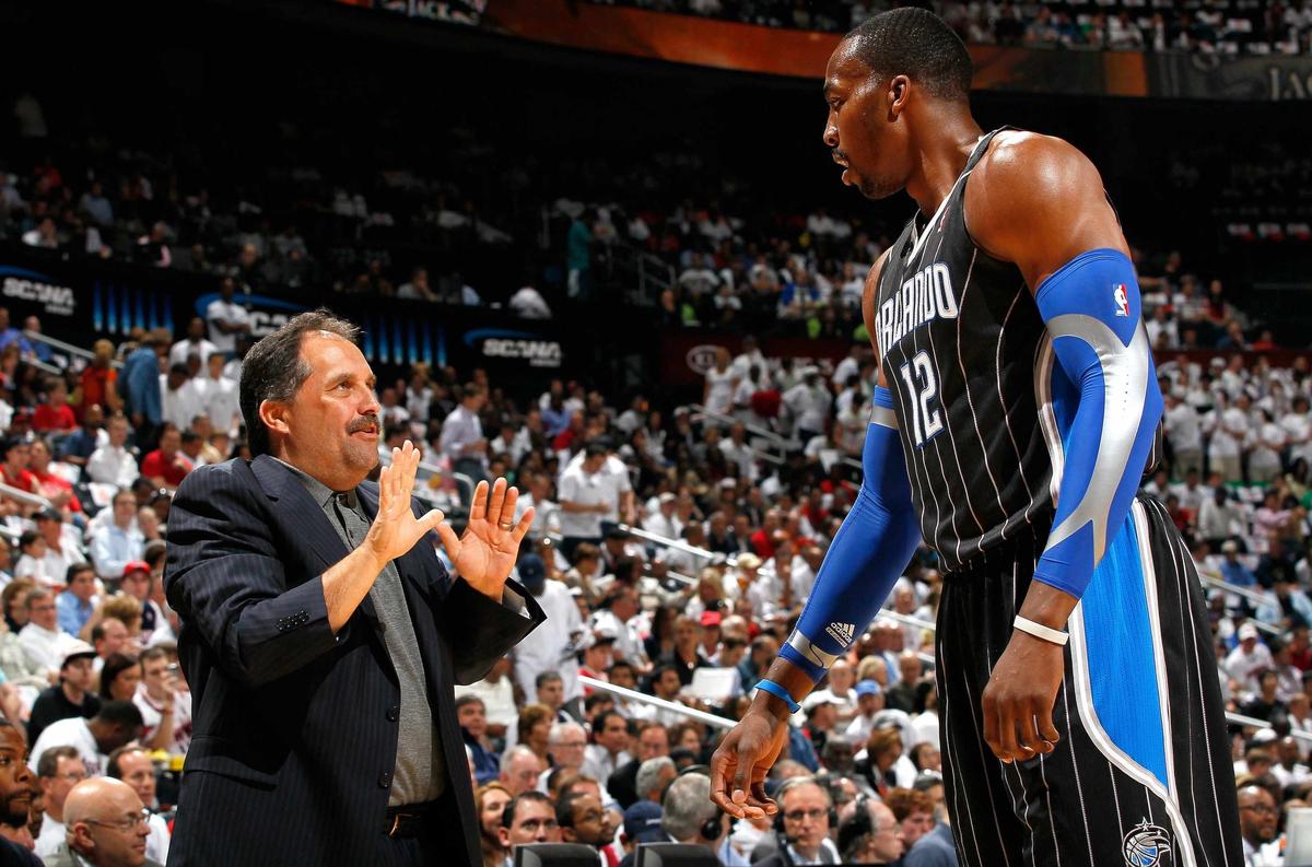 白衣下边是红衣，香港行期间一阿森纳球迷卧底在热刺球迷看台