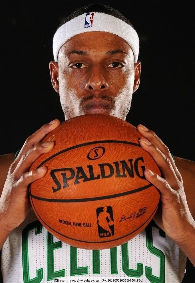 女足英联杯中发生暴力冲突，一名球员抓住对手脖子将其摔倒