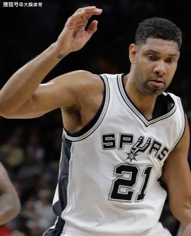 肚子略大，球迷质疑姆伯莫身体状态，随后阿莫林给予后者支持